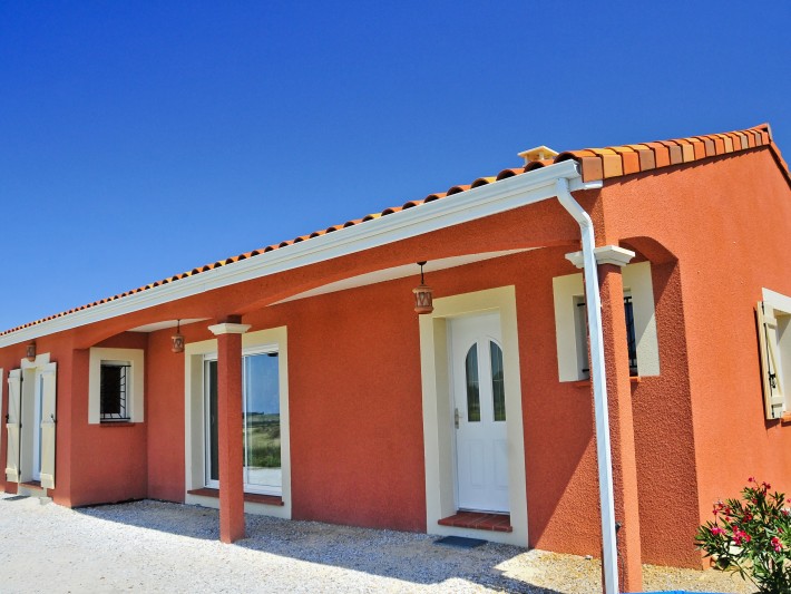 Maison traditionnelle de plain-pied - Vue sur l'entrée