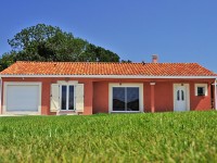 Maison traditionnelle de plain-pied aux couleurs du sud