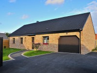 Maison traditionnelle de plein pied en brique, vue sur entrée