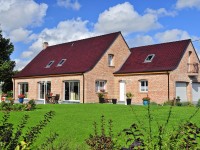 Maison traditionnelle en brique, avec baies vitrées, vue sur jardin