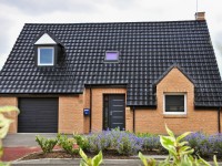 Maison traditionnelle en brique vue sur l'entrée