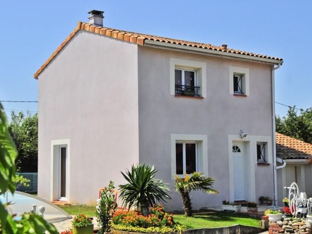 Maison traditionnelle et son jardin aménagé