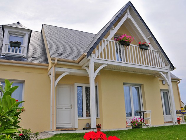 Maison traditionnelle vue sur le balcon en bois