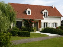 Maison traditionnelle, vue sur le jardin et la façade