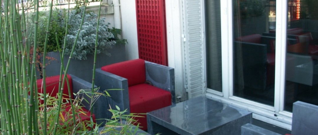 Mobilier gris anthracite avec coussins rouges