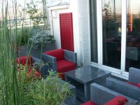 Mobilier gris anthracite avec coussins rouges