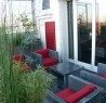 Mobilier gris anthracite avec coussins rouges