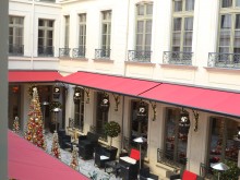 Patio de l'hôtel Buddha avec décoration de Noël