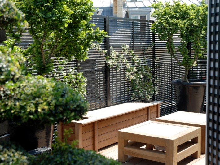 Petit salon extérieur avec mobilier en bois