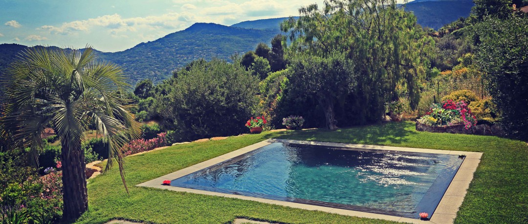 Petite piscine avec bords miroir