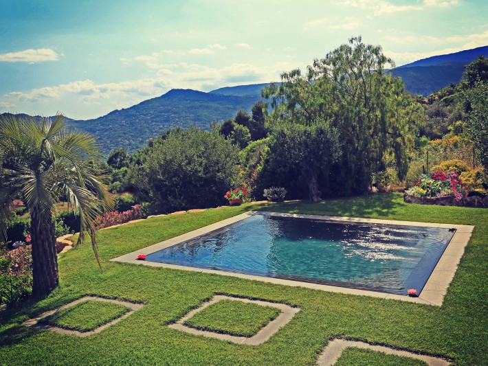 Petite piscine avec bords miroir