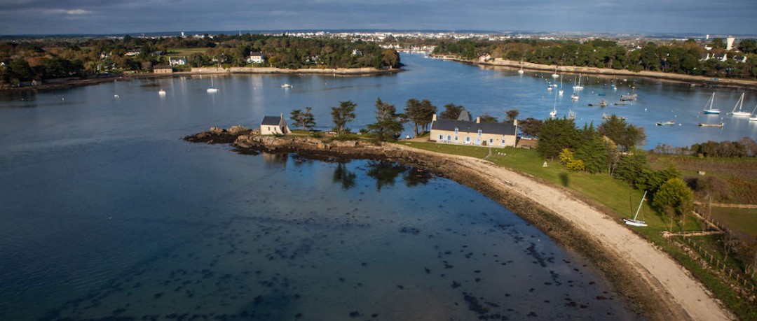 Photo aérienne de l'île avec longère traditionnelle