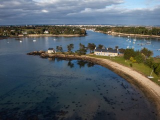 Photo aérienne de l'île avec longère traditionnelle