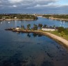 Photo aérienne de l'île avec longère traditionnelle