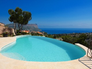 Piscine à débordement