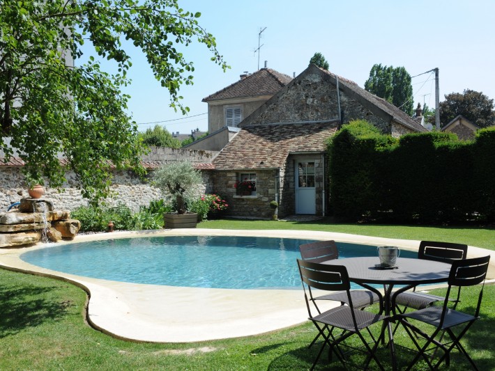 Piscine avec cascade d eau