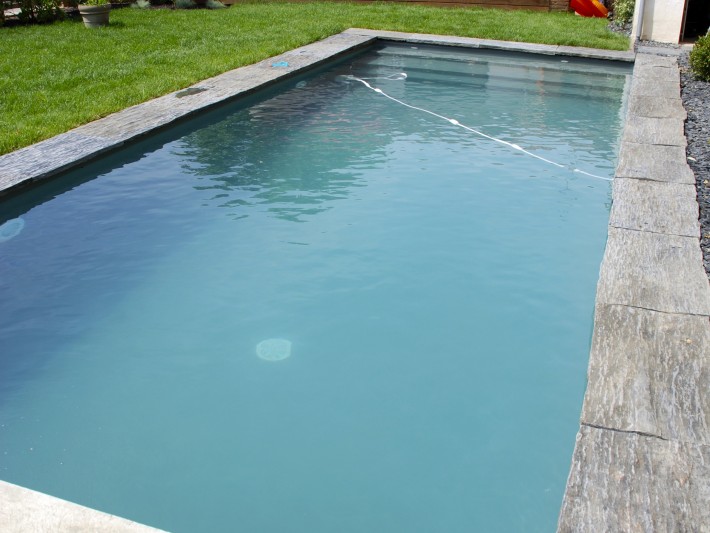 Piscine avec encadrement en pierre