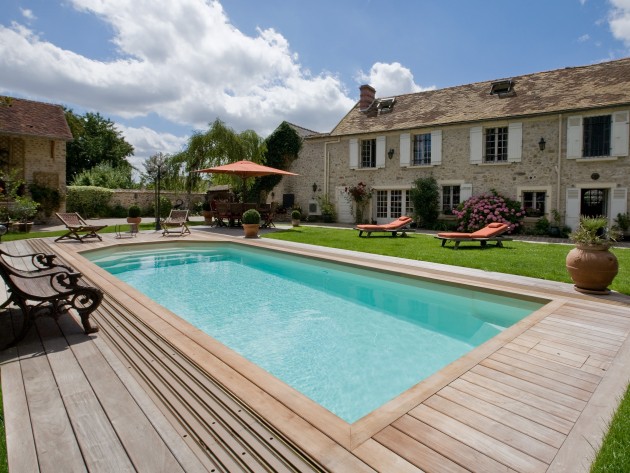 Piscine avec maison en pierres