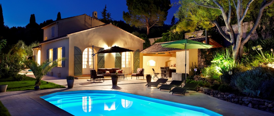 Piscine avec maison provençale