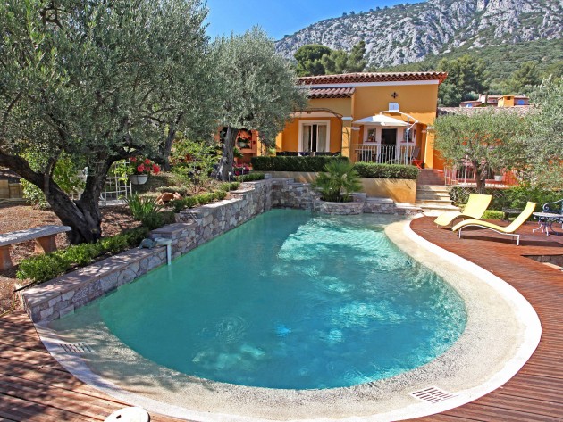 Piscine avec mur en pierre