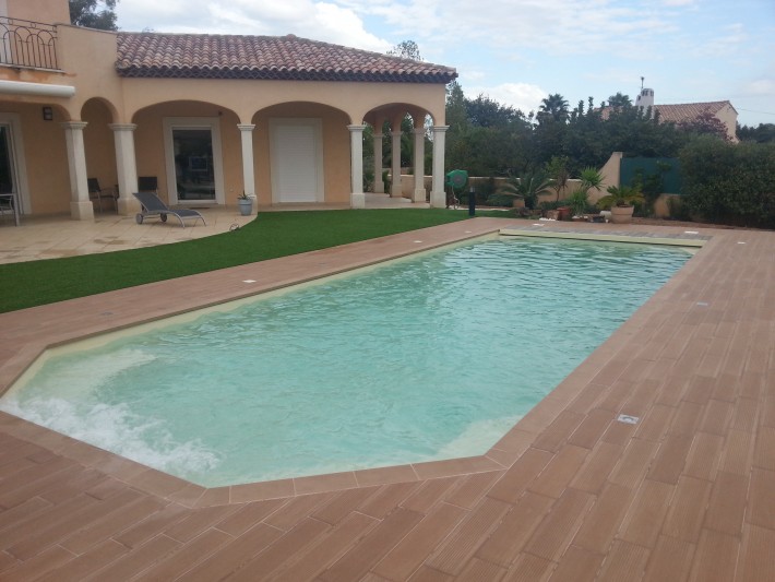 Piscine avec spots encastrés au sol