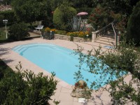 Piscine avec terrasse en pierre naturelle