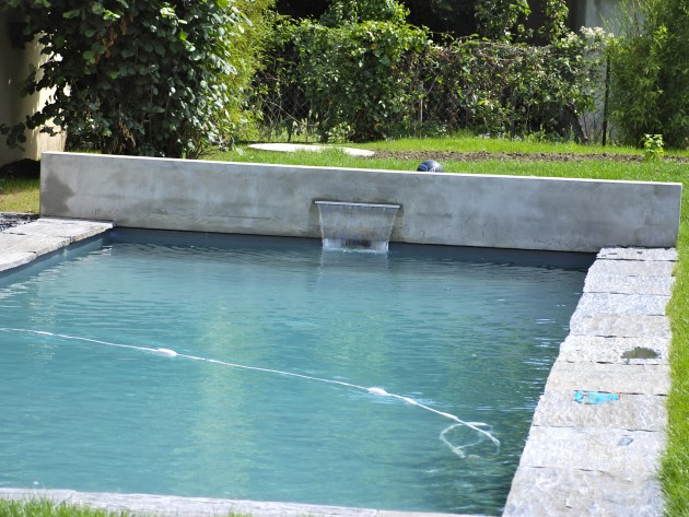 Piscine creusée avec encadrement en pierre