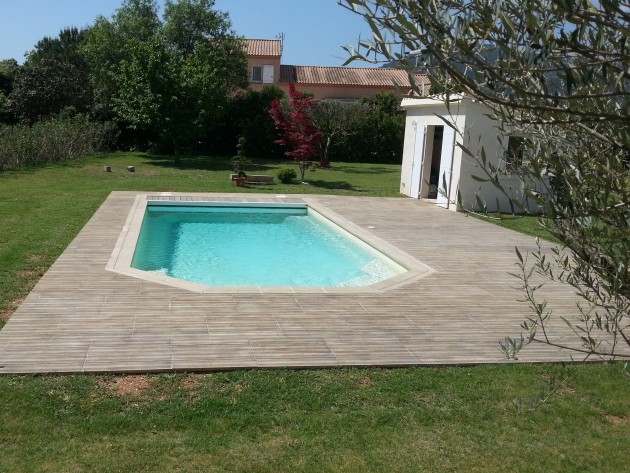 Piscine d'extérieur provençale