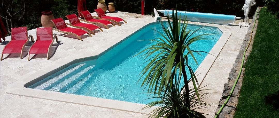 Piscine extérieur avec transats rouges