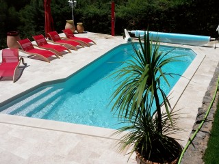 Piscine extérieur avec transats rouges