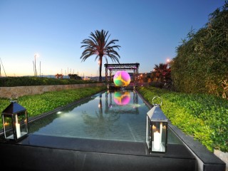 Piscine extérieure avec couloir de nage