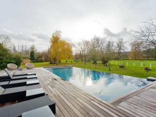 Piscine extérieure avec terrasse en bois