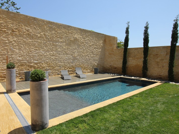 Piscine extérieure en béton fibré