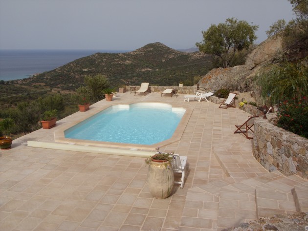 Piscine extérieure vu sur la mer