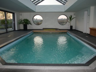 Piscine intérieur et fenêtre hublot