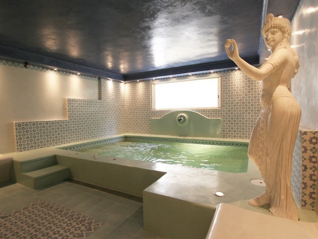 Piscine intérieure avec décoration zen