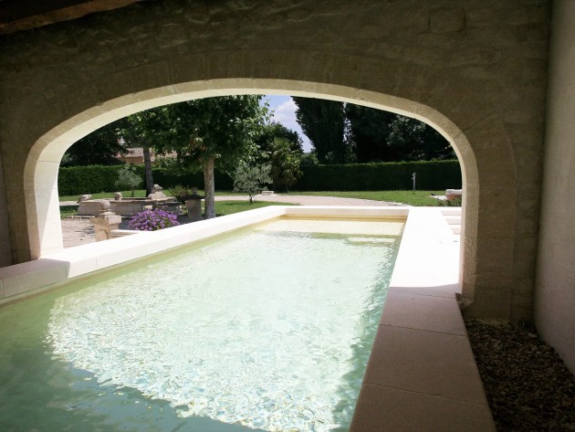 Piscine intérieure et extérieure donnant sur jardin