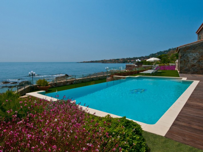 Piscine pied dans l'eau