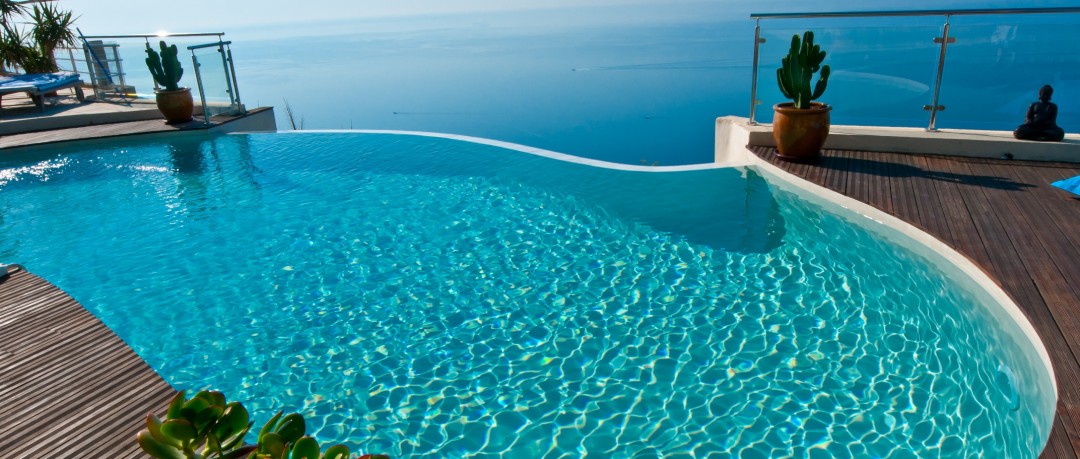 Piscine vue sur mer