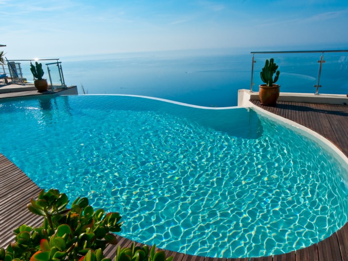 Piscine vue sur mer