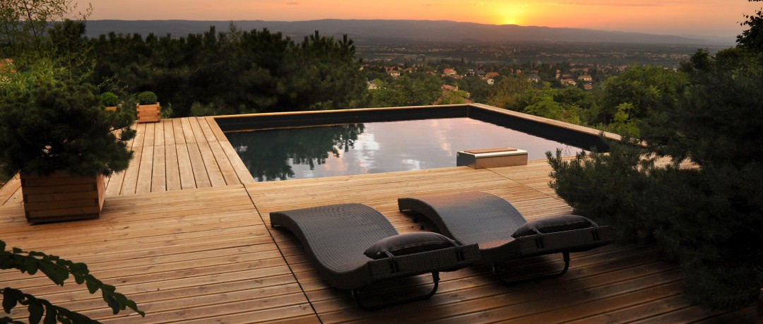 Piscinelle BO : Piscine carrée avec terrasse en bois naturel