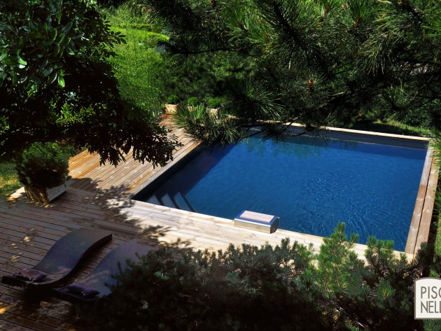 Piscinelle BO : Piscine carrée avec terrasse et transats