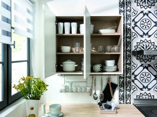 Placards de rangement blanc de cuisine avec intérieur en bois