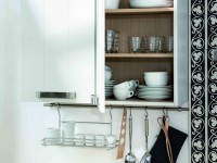Placards de rangement blanc de cuisine avec intérieur en bois