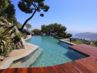 Plage de piscine en bois