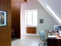 Radiateur design marron dans bureau classique