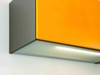 Rangement de cuisine avec porte de placard orange