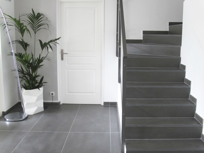 Rénovation entrée maison - Escalier en carrelage gris