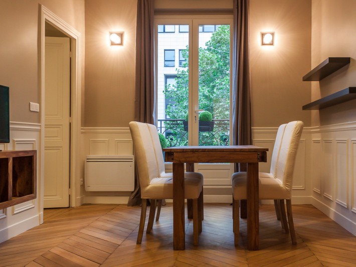 Salle à manger avec étagère et mobilier design