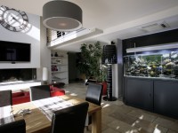 Salle à manger avec table en bois et aquarium